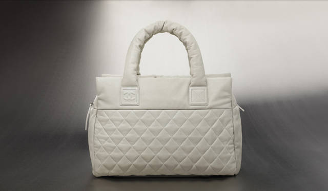 <b>CHANEL｜シャネル</b>　たっぷり取られたマチは使い勝手が抜群。「COCO COCOON（ココ コクーン）」[カーフスキン]　35万4900円（シャネル） ©CHANEL