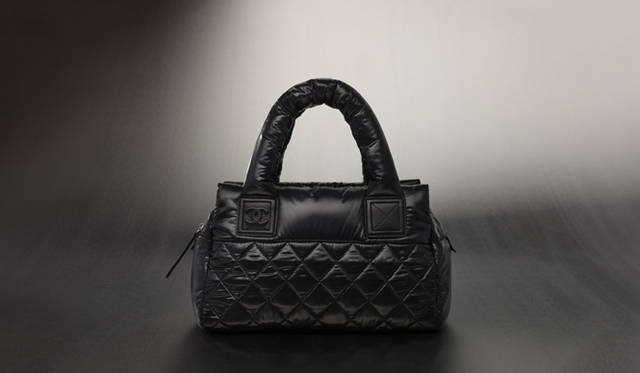 <b>CHANEL｜シャネル</b>　グロッシーな輝きを放つナイロン素材。「COCO COCOON（ココ コクーン）」[ナイロン]　15万7500円（シャネル）©CHANEL 