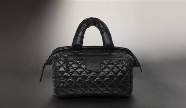<b>CHANEL｜シャネル</b>　艶感と黒ファスナーの組み合わせがモードな雰囲気。「COCO COCOON（ココ コクーン）」[ナイロン]　参考商品　（シャネル）©CHANEL 