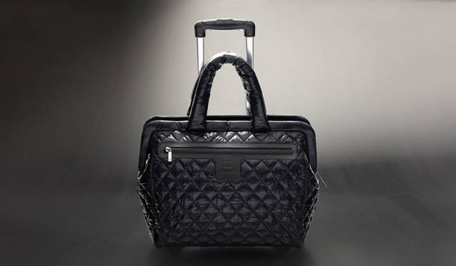 <b>CHANEL｜シャネル</b>　トローリーバッグの格納式ハンドルの上には、ボーリングバッグをぴったりと置けるようにデザインされている。「COCO COCOON（ココ コクーン）」[ナイロン]　34万6500円（シャネル） ©CHANEL