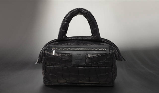 <b>CHANEL｜シャネル</b>　マットな仕上げのアリゲーターを使って。「COCO COCOON（ココ コクーン）」[アリゲーター]　参考商品　（シャネル） ©CHANEL