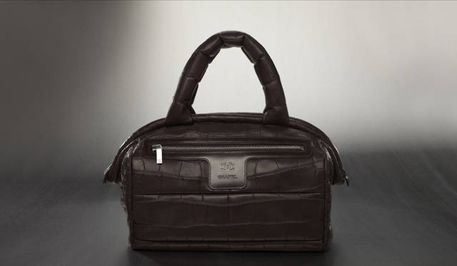 <b>CHANEL｜シャネル</b>　タイムレスな魅力を放つ、チョコレートカラーのアリゲーター。「COCO COCOON（ココ コクーン）」[アリゲーター]　参考商品　（シャネル） ©CHANEL