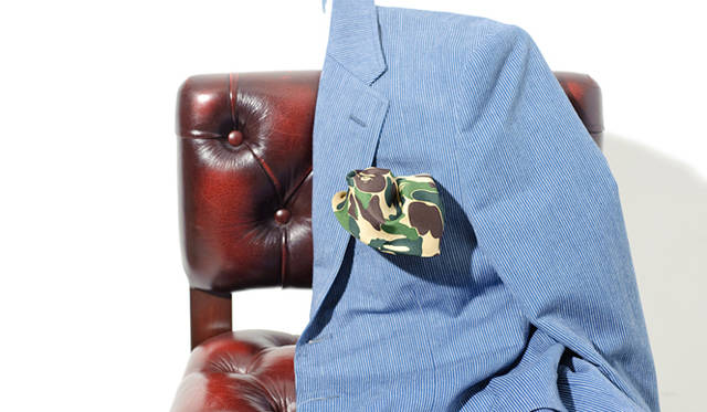 　ポケットチーフ8400円、ヒッコリーブレザー4万7250円（Mr. BATHING APE® by UNITED ARROWS）
