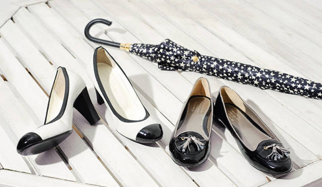 <b>UNITED ARROWS｜ユナイテッドアローズ</b>　ツートーンパンプス1万5540円（ユナイテッドアローズ）、フラットシューズ1万500円（ユナイテッドアローズ）、傘1万1550円（ユナイテッドアローズ）