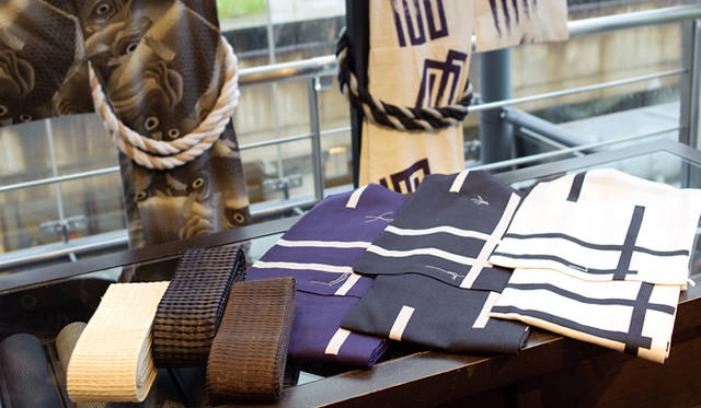 　ユナイテッドアローズ 原宿本店メンズ館3階 TABAWA　『十代目 山口源兵衛』　浴衣「破れ格子（3色）」各3万9900円（仕立て上がり）、帯「芭蕉段織り（3色）」各1万5750円