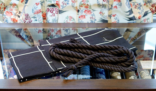 　ユナイテッドアローズ 原宿本店メンズ館3階 TABAWA　『十代目 山口源兵衛』　浴衣「火消し」3万9900円（仕立て上がり）、帯「縄帯」3万1500円