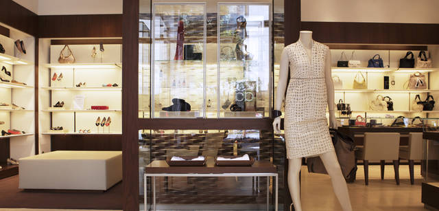 　店内に入るとすぐにウッドとエッチングガラスが印象的な什器が目に飛び込んでくる。