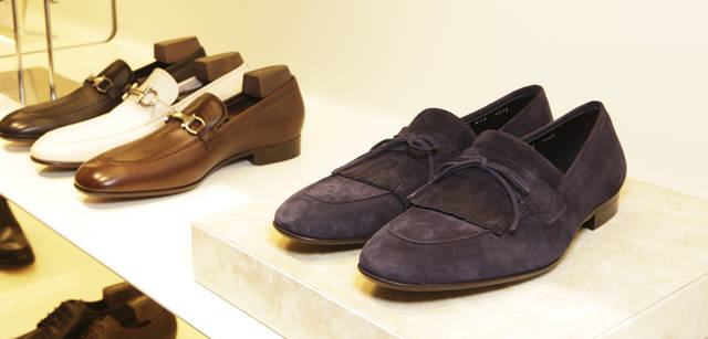 　このブランドならではの最高級の履き心地が得られるシューズが並ぶ。