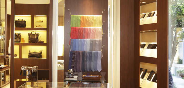 　ネクタイやウォレットなどのレザー小物、シルバーアクセサリーなども揃う。