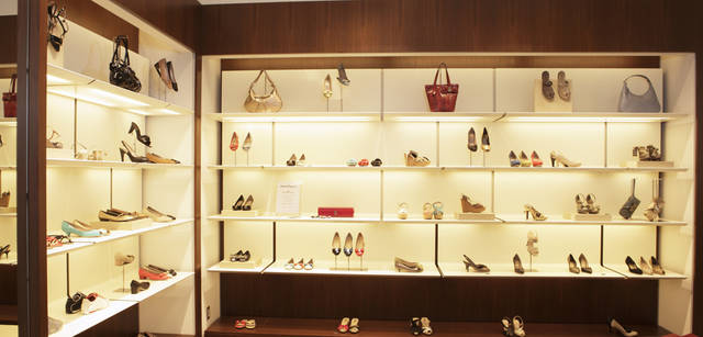 　エントランスを入ってすぐの奥が、ウィメンズのシューズとバッグのコーナー。サルヴァトーレ フェラガモのアイコンである「ヴァラ」や「ガンチーニ」モチーフなどのラインナップも豊富。