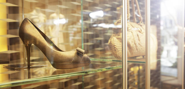 　3-Dパターンをエッチングしたガラスがアイテムを引き立てる。