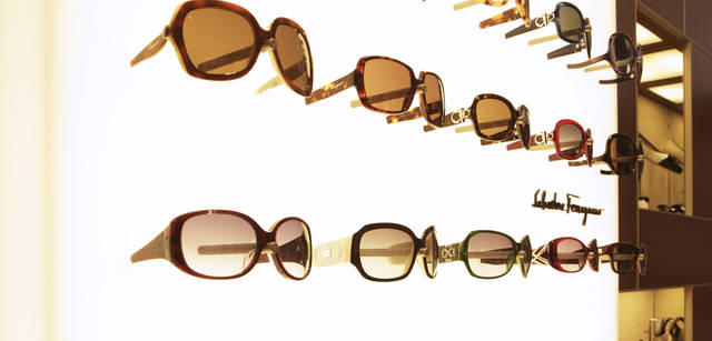 　アイウエアのラインナップも常時充実。シックなビッグサングラスからカラーフレームまで色とりどりのなかから選ぶことが可能。