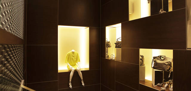 　1階から地下へと降りる階段。モンドリアンの絵画のようにウォールナットの木目を縦横に組み合わせた壁がモダンな印象。