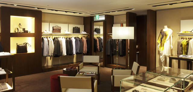 　地下1階のフロアにはラウンジスタイルのスペースが設けられている。ここではサルヴァトーレ フェラガモのクラフツマンシップから生まれる細部までのこだわりをじっくりと堪能し、時間を過ごしたい。