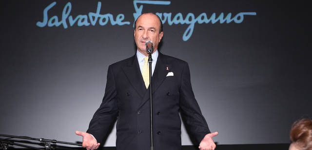 　ディナーパーティでスピーチをする、サルヴァトーレ フェラガモのCEO兼ゼネラルマネージャー、ミケーレ・ノルサ氏。