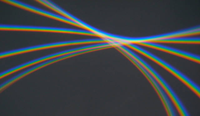 生方ななえ（うぶかたななえ）｜群馬県渋川市の現代美術館「ハラミュージアムアーク」にあるオラファー・エ リアソンの作品「Sunspace for Shibukawa」。太陽の光がプリズムレンズを通じてパ ヴィリオン内部にさまざまな虹を映し出す。 