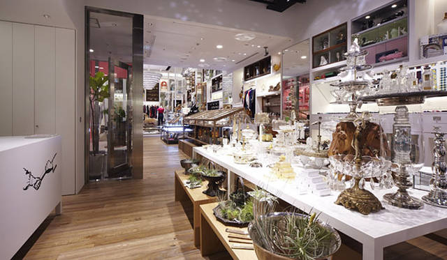 <b>PASS THE BATON｜パス ザ バトン</b>　PASS THE BATON OMOTESANDO （表参道ヒルズB2F）