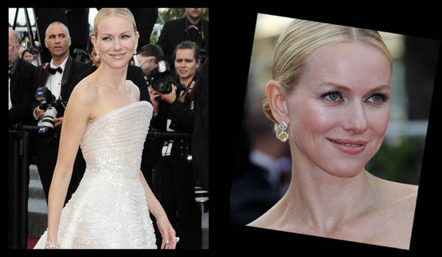 <b>第63回カンヌ国際映画祭｜レッドカーペット｜Naomi Watts</b>　構築的デザインの白ドレスに身を包んだナオミ・ワッツは、耳もとにショパールのジュエリーをあしらって。ホワイトダイヤモンドとイエローダイヤモンドの組み合わせがよくお似合い。