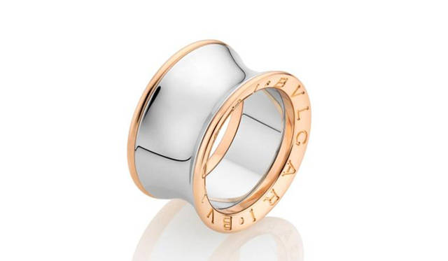 <b>BVLGARI｜ブルガリ</b>　「B.zero1」のスペシャルバージョン、現代アーティスト、アニック・カプーア氏とのコラボレーションによるスペシャルリング。ピンクゴールドとステンレススティールの組み合わせに、曲線を描くシルエットがモダン。リング 11万3400円（ブルガリ／ブルガリ ジャパン）