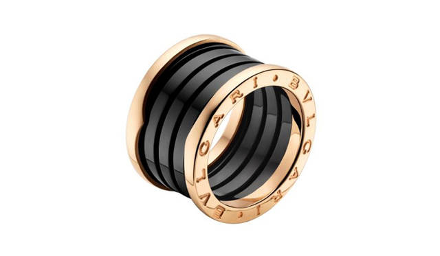 <b>BVLGARI｜ブルガリ</b>　「BVLGARI-BVLGARI」ロゴの入ったピンクゴールドと、ブラックセラミックの組み合わせが斬新。リング 10万9200円（ブルガリ／ブルガリ ジャパン）