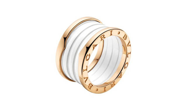 <b>BVLGARI｜ブルガリ</b>　ピンクゴールドとホワイトセラミックの組み合わせバージョン。キャンペーンビジュアルでは、ジュリアン・ムーアが身に付けた。リング 10万9200円（ブルガリ／ブルガリ ジャパン）