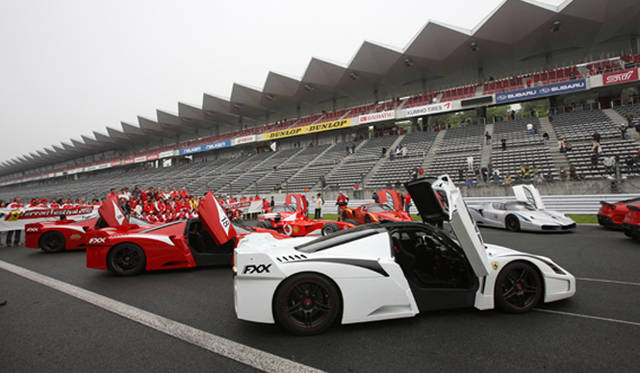 　FXXの向こうにはレース参加者が