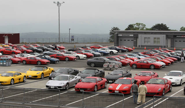 　約600台ものフェラーリが集結
