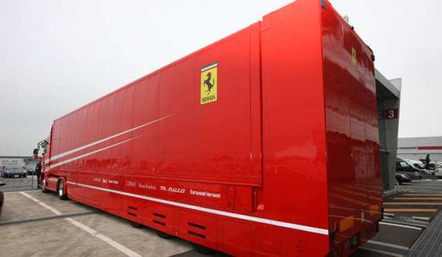　トランスポーターもフェラーリレッド