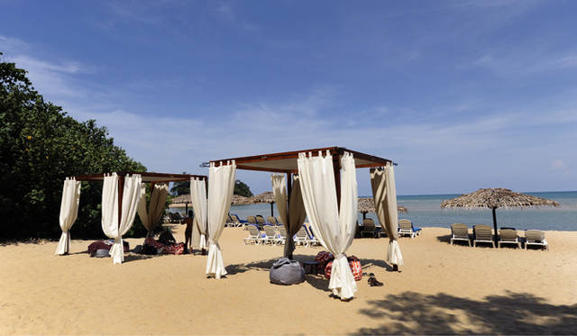 Club Med Cherating Beach｜クラブメッド・チェラティンビーチ｜ビーチでカクテルを