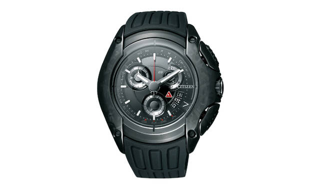 <b>CITIZEN｜シチズン</b> 「エコ・ドライブ ドーム　ブラックモデル」耐摩耗性にすぐれたデュラテクトDLCでコーティングしたブラックモデル。シチズンのマイスターによる手作業で、独自の研磨を施している。まるで隕石の断面のような輝きを放つ。エコ・ドライブ、チタン（パールホワイト塗装）ケース×ウレタンストラップ、世界限定250個、26万2500円