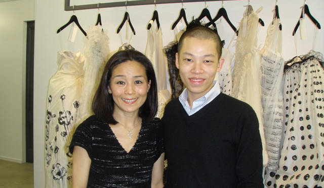 <b>連載｜萩原輝美のファッション・デイズ</b>　2010年秋冬NYにて。コレクション後、ショールームでジェイソン・ウーと萩原輝美さん。