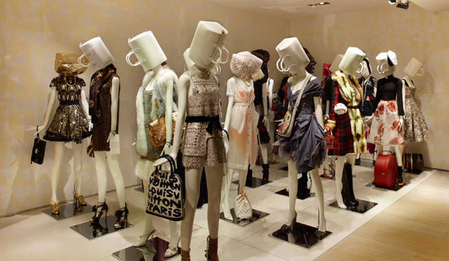 <b>LOUIS VUITTON｜ルイ・ヴィトン</b>　『ルイ･ヴィトン ニュー･ボンド･ストリート メゾン』オープン<br />店内に設置されたアートスペースでは、アーティスティック･ディレクターであるマーク･ジェイコブスのプレタポルテエキシビジョンが開催中。