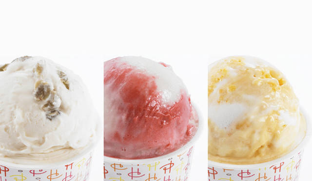 <b>PIERRE HERMÉ PARIS｜ピエール・エルメ・パリ</b>　人気のアイスクリームメニュー「グラス エ ソルベ」<br />（左）「ラムレザン」　価格｜525円　（中）「イスパハン」 （右）「サティーヌ」　価格｜各630円