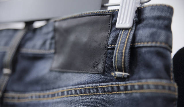 <b>SUKEZANE Tomoki｜トモキ倶楽部</b>　「YOKO CHAN」のデニムパンツ。バック部分にはブランドモチーフである☆マークが。