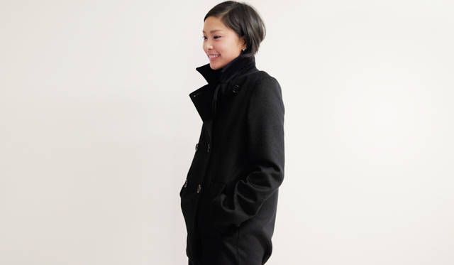 <b>SUKEZANE Tomoki｜トモキ倶楽部</b>　腕回りをすっきり見せるためにアームはやや細身にデザインされている。素材にはカシミアが入っているので、風合いもやわらか。Pコート（色ちがいでライトグレー、キャメルもあり）6万9300円（YOKO CHAN）