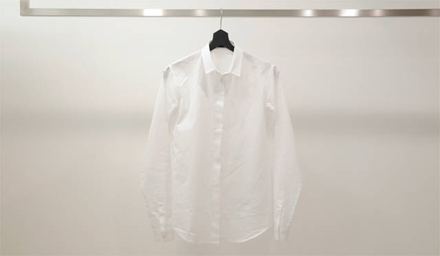 <b>SUKEZANE Tomoki｜トモキ倶楽部</b>　細身シルエットで、ローライズのボトムスにも対応できるような長め丈。着たひとにしか分からないような☆マーク刺しゅうがポイントにほどこされているなど、遊び心もあるアイテム。シャツ1万8900円（YOKO CHAN）