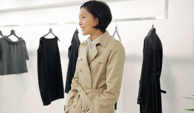 <b>SUKEZANE Tomoki｜トモキ倶楽部</b>　「トレンチコートはくるみボタン。すごく、気に入ってます」（YOKO CHANさん）「いいね、この組み合わせ。洗いざらしのジーンズに白いシャツ、そしてベージュのトレンチ！ いいですね、ちょっとメンズライクで」（祐真さん）