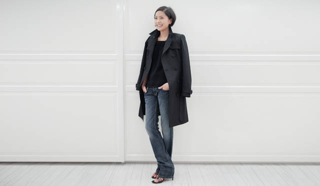 <b>SUKEZANE Tomoki｜トモキ倶楽部</b>　ニットとデニムパンツを合わせたスタイリングで。ニット3万1500円、デニムパンツ2万4150円、トレンチコート5万8800円（すべてYOKO CHAN）