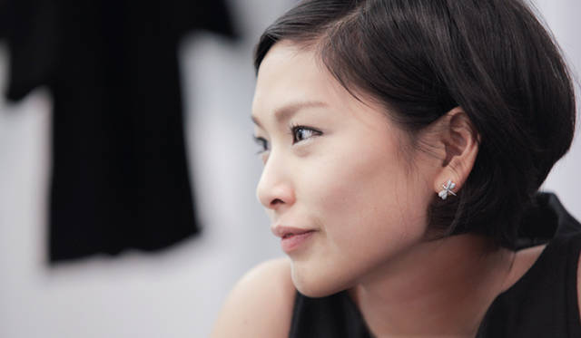 <b>SUKEZANE Tomoki｜トモキ倶楽部</b>　「シンプルで知的で、メンズライクな着こなしが似合うひとって、なかなかいないですよね。YOKO CHANを着ることによって、そういう女性に近づけると思っています。かっこいい女性が増えたら嬉しいですね」（YOKO CHANさん）