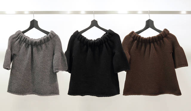 <b>SUKEZANE Tomoki｜トモキ倶楽部</b>　着心地の良いラムウールを使用。両肩を出したりワンショルダーにしたり、と着こなしのバリエーションが楽しめるデザイン。ダークグレー、ブラック、ブラウンの3色展開。ニット 各3万1500円（すべてYOKO CHAN）