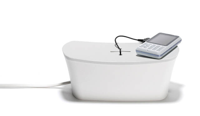 根本崇史｜Lessev mini（Produced by Iwatani Material Corp.Mobile Station 2009）<br>　モバイルツールの充電器を市販のケーブルタップにまとめてつないで収納。 煩雑になりがちなそれぞれのケーブルを隠すので、見た目もスッキリ充電できる。