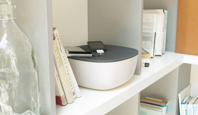 根本崇史｜Lessev（Produced by Iwatani Material Corp. Mobile Station 2008）<br>モバイルツールの充電器を市販のケーブルタップにまとめてつないで収納。 煩雑になりがちなそれぞれのケーブルを隠すので、見た目もスッキリ充電できる。