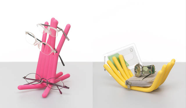 根本崇史｜GOONY（Produced by h-concept Flexible Tray 2007）<br>携帯電話、財布、鍵、アクセサリーなど 毎日の生活のなかで持ち歩く小物たちをまとめておける「忘れな盆」。形を変えて、ユーザー仕様に。