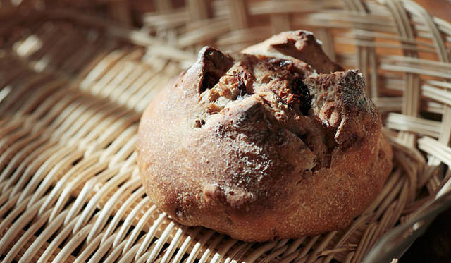 <b>Natural Puquu |天然酵母パン＆カフェ ナチュラル・プクゥー</b>　ドライいちじくとカシュナッツの歯触りが楽しい「フィグ・カッシュ」。 焼き上がり予定時間 10:00 １個 280円