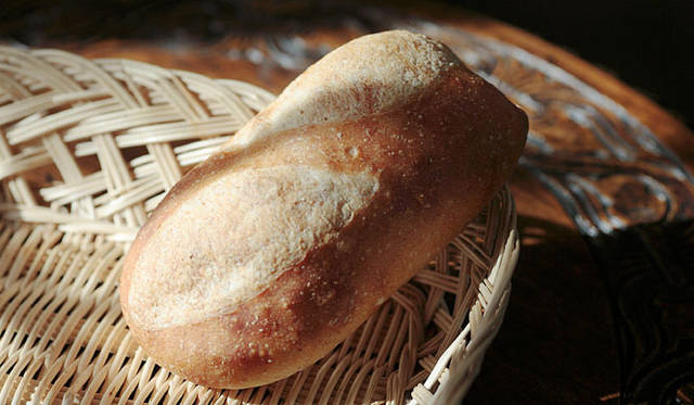 <b>Natural Puquu |天然酵母パン＆カフェ ナチュラル・プクゥー</b>　自家製粉の無農薬全粒小麦粉を使った「パン コンプレ」。ビタミン、食物繊維が豊富で、根強いファンが多い。焼き上がり予定時間 10:00　1個170円