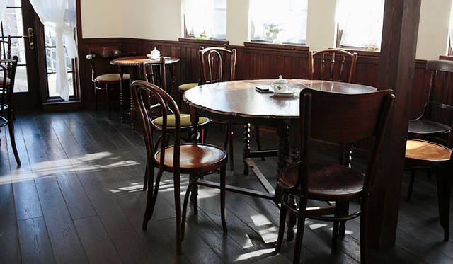 <b>Natural Puquu |天然酵母パン＆カフェ ナチュラル・プクゥー</b>　静かな2階のカフェでは、1階で買い求めたパンや飲み物のほか、自慢のスープランチや自家製ケーキなども楽しむことができる。