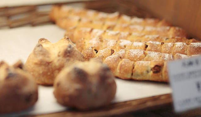 <b>Natural Puquu |天然酵母パン＆カフェ ナチュラル・プクゥー</b>　小麦本来の味を大切にして焼き上げた「あこ天然酵母」を使ったパン。フルーツやナッツ類もオーガニックのものを使用している。