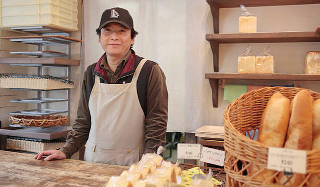 <b>Natural Puquu |天然酵母パン＆カフェ ナチュラル・プクゥー</b>　「健康志向のパンを、少しでも多くの方にお届けしたいんです。カフェではどうぞゆったりと過ごしてくださいね」とご主人の佐藤さん。