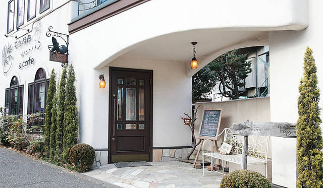 <b>Natural Puquu |天然酵母パン＆カフェ ナチュラル・プクゥー</b>　ナチュラルでやさしい雰囲気の建物。近所の子どもたちからは、「ジブリの映画に出てくるパン屋さんみたい」と親しまれているそうだ。