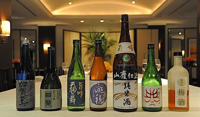 <b>きき酒師チズコ｜日本酒ソムリエ</b>　この日使用した石川県のお酒たち。左からスタートし、梅酒はデザートのアイスに使用されました。